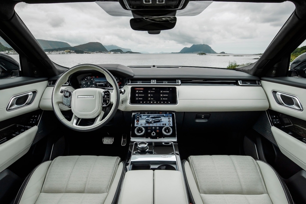 https://images.auto55.be/popup/151350-range-rover-velar-interior.jpg