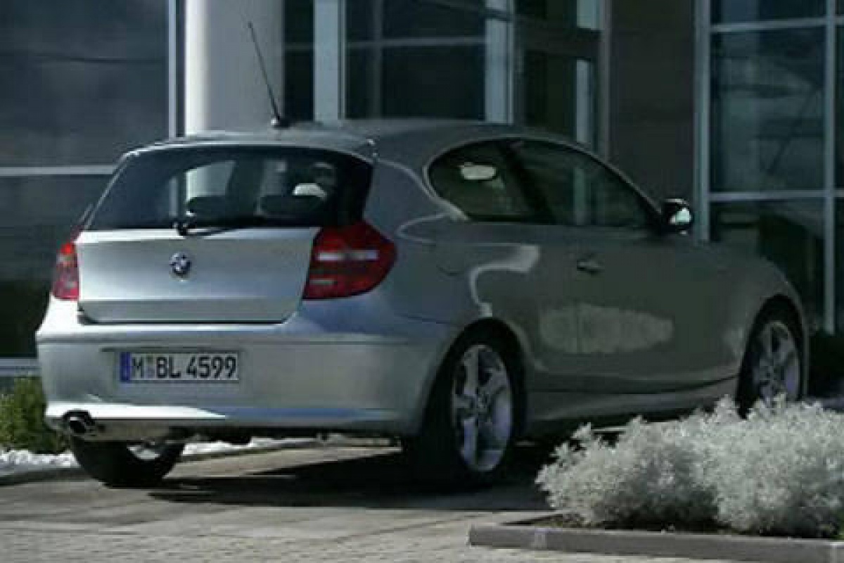 Driedeurs BMW 1 ligt op straat