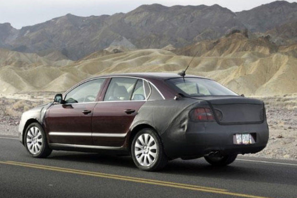 Nieuwe Skoda Superb onder camouflage