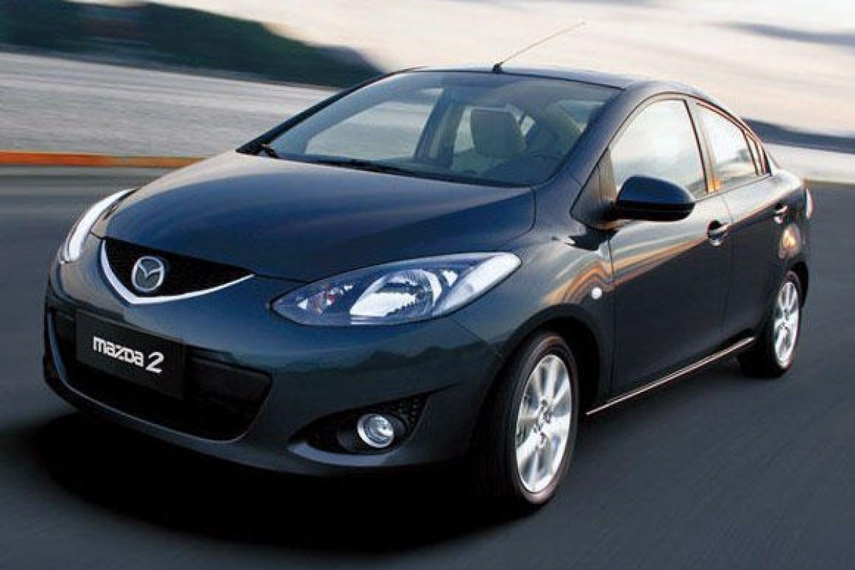 Mazda 2 met koffer