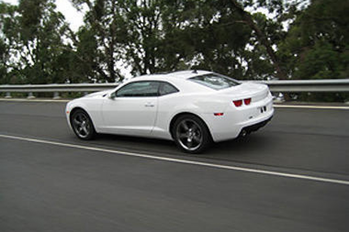 La Chevrolet Camaro sort du bois