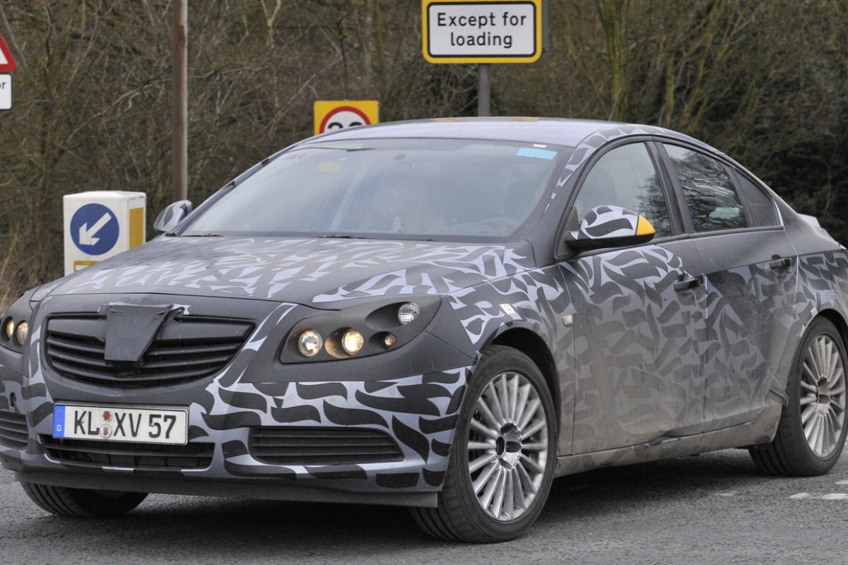 Opel Insignia buiten in camouflage-outfit