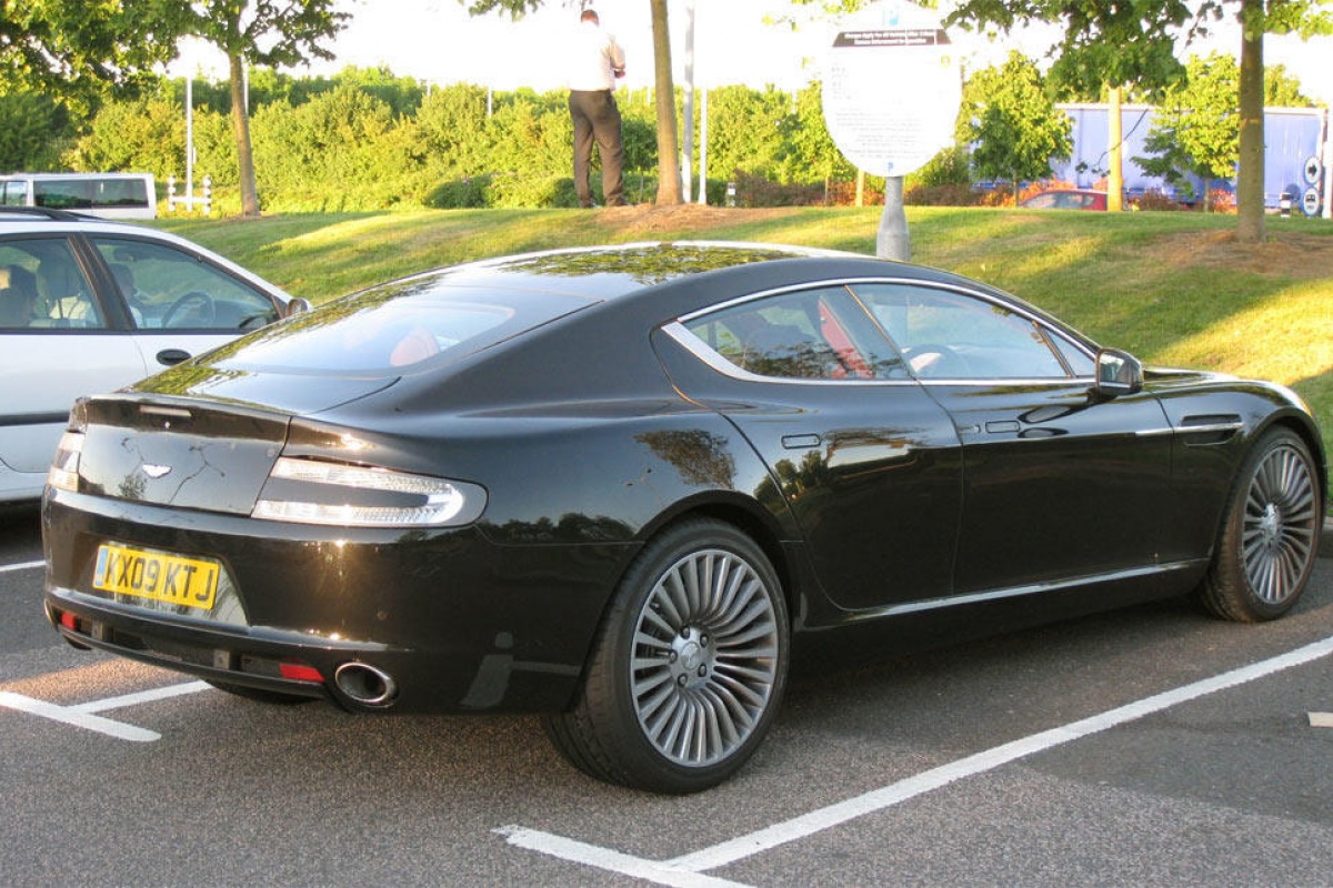 Aston Martin Rapide naakt gespot