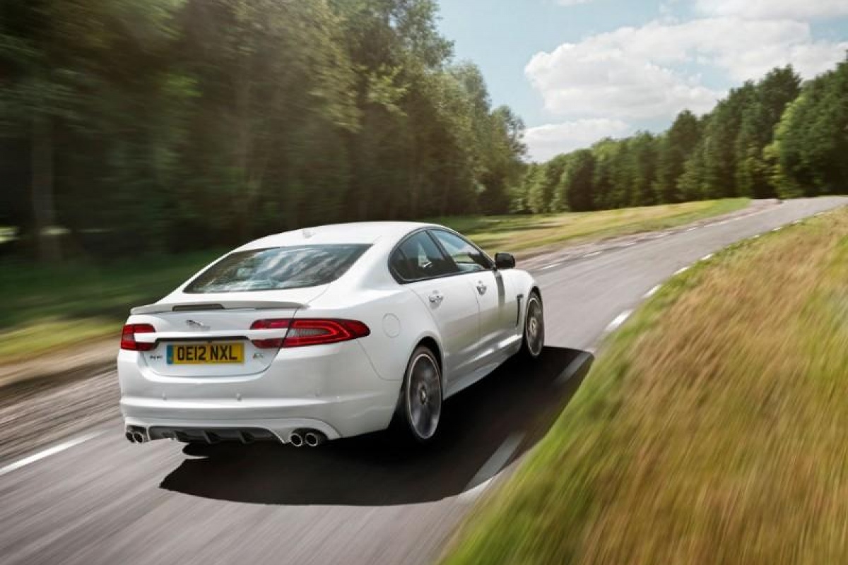 Jaguar XFR tart ongeschreven wetten