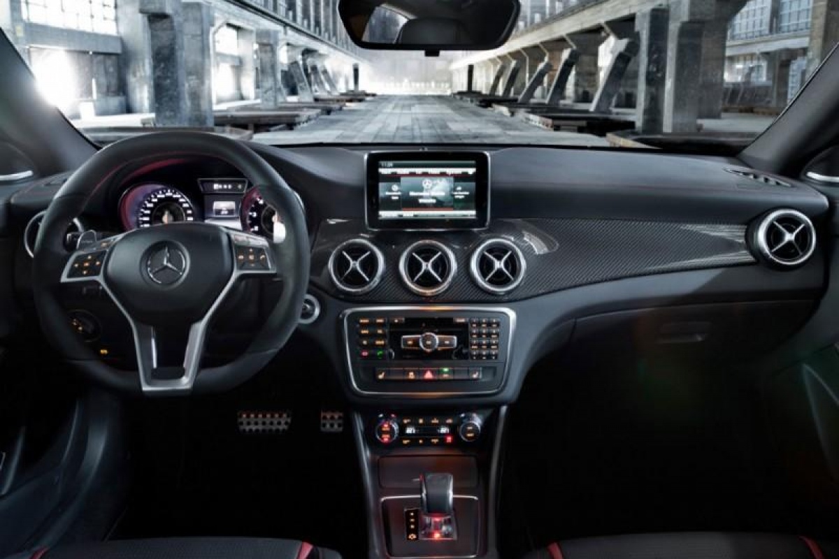 Mercedes CLA door AMG